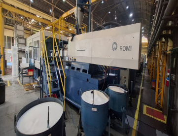 Foto: INJETORA DE PLÁSTICOS - ROMI - PRIMAX 800 R- 800 TONELADAS - ANO 1994