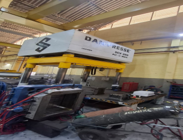 Foto: PRENSA HIDRAÚLICA DE AJUSTE DE MOLDES - DAN PRESSE - DCV-200 - MESA FIXA 2500 X 2000 - ANO 2005