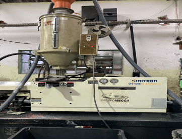 Foto: INJETORA DE PLÁSTICOS - SINITRON - BT260O V - 260 TONELADAS - ANO 2012