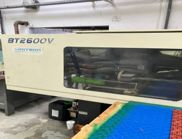 Foto: INJETORA DE PLÁSTICOS - SINITRON - BT260O V - 260 TONELADAS - ANO 2012