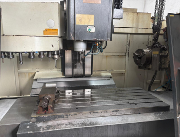 Foto: CENTRO DE USINAGEM VERTICAL - FEELER - FV1300 - COM 4º EIXO - 1300 x 610 x 560 - ANO 2007