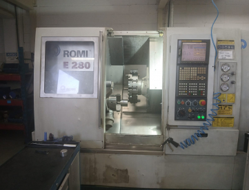 CENTRO DE TORNEAMENTO - ROMI - E280 - COM FERRAMENTA ACIONADA - COMANDO FANUC - ANO 2007