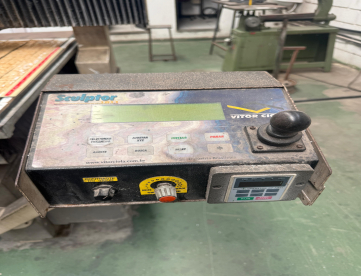 Foto: FRESADORA PANTOGRÁFICA CNC - VITOR CIOLA - SCULPTOR - ANO 2004