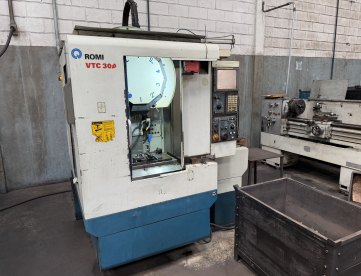 CENTRO DE USINAGEM, FURAÇÃO E ROSQUEAMENTO - ROMI - VTC30A - ANO 2007 - COMANDO FANUC -  COM TROCADOR DE PALLETS