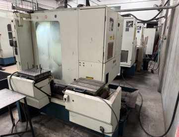 Foto: CENTRO DE USINAGEM, FURAÇÃO E ROSQUEAMENTO - ROMI - VTC30A - ANO 2007 - COMANDO FANUC -  COM TROCADOR DE PALLETS