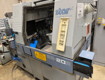 TORNO AUTOMÁTICO CNC DE CABEÇOTE MÓVEL - STAR - SR-20R - COM ALIMENTADOR DE BARRAS - ANO 2001