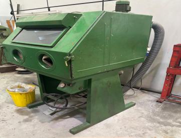 CABINE DE JATO DE AREIA  EM OPERAÇÃO