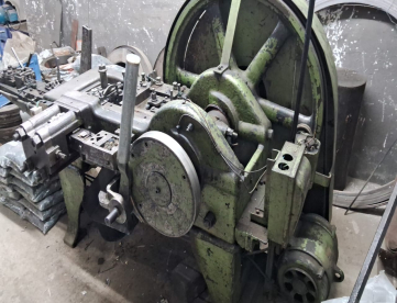 Foto: MAQUINA DE FABRICAR PINOS E PREGOS -MARCA BROWN BOVERY & CIA - DIAMETRO DE 5 MM  X 80MM COMPRIMENTOS