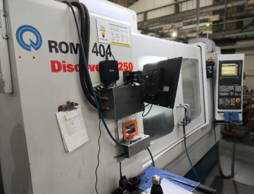 Foto: CENTRO DE USINAGEM VERTICAL - ROMI - DISCOVERY 1250 - ANO 2007 - COMANDO CNC SIEMENS - 1270 x 610 x 640 MM