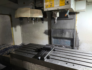Foto: CENTRO DE USINAGEM VERTICAL - ROMI - DISCOVERY 1250 - ANO 2007 - COMANDO CNC SIEMENS - 1270 x 610 x 640 MM
