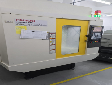 CENTRO DE USINAGEM VERTICAL - FANUC ROBODRILL - 500 x 400 x 330 - D14MiA5 - COM 4º EIXO - ANO 2013