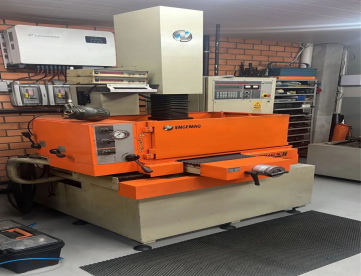 ELETROEROSÃO PENETRAÇÃO - ENGEMAQ - EDM460NC - ANO 1994 - 360 X 250 X 320mm - COMANDO CNC/NC  AGIE CHARMILLES