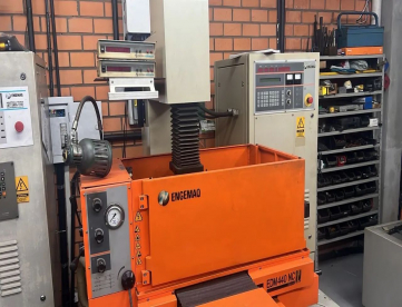 Foto: ELETROEROSÃO PENETRAÇÃO - ENGEMAQ - EDM460NC - ANO 1994 - 360 X 250 X 320mm - COMANDO CNC/NC  AGIE CHARMILLES