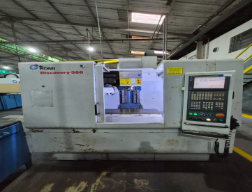 CENTRO DE USINAGEM VERTICAL - ROMI - DISCOVERY 560 - RPM 10.000- COMANDO FANUC -ACOMPANHA FERRAMENTAL - ANO 2007