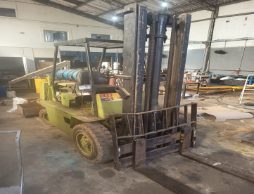 Foto: EMPILHADEIRA A GAS CLARK -MODELO C300HY 50 - CARGA 2500 KG -ALTURA 3910 MTS