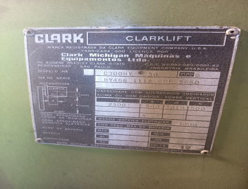 Foto: EMPILHADEIRA A GAS CLARK -MODELO C300HY 50 - CARGA 2500 KG -ALTURA 3910 MTS