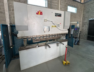 DOBRADEIRA HIDRAULICA CNC - CLARK - 80T X 3200 - ANO 2016