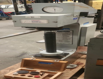 Foto: DUROMETRO ANALOGICO DE BANCADA  MARCA HARDNESS TESTER  MODELO OSM B   ANO 2007