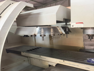 Foto: CENTRO DE USINAGEM VERTICAL CNC - TRAVIS - M1500 - ANO 2008