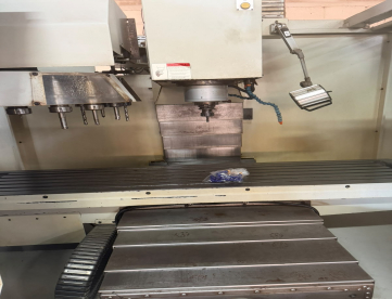 Foto: CENTRO DE USINAGEM VERTICAL CNC - TRAVIS - M1500 - ANO 2008