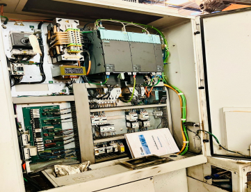 Foto: TORNO CNC - ROMI - CENTUR 40 - PLACA HIDRÁULICA  1000 X 620 MM - COMANDO SIEMENS -  ANO 2011