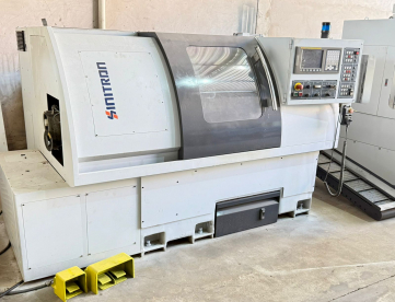 CENTRO DE TORNEAMENTO - SINITRON - LT52 - COMANDO FANUC - 520 X 215 MM - ANO 2007
