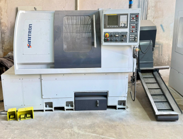 Foto: CENTRO DE TORNEAMENTO - SINITRON - LT52 - COMANDO FANUC - 520 X 215 MM - ANO 2007