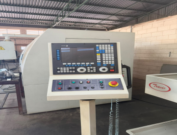 Foto: FRESADORA CNC TRAVIS - M5 - ANO 2008 - 800 X 400 X 450mm