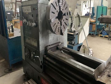 TORNO MECÂNICO - VEKER - 1100MM X 6000MM - ANO 2012