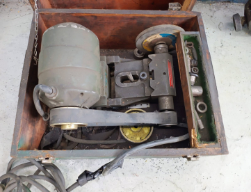 RETÍFICA DE SUPORTE - PARA TORNOS - ADRI EXTRA - Potência: 0,75 HP (≈ 0,56 kW)  HP 0,75  RPM 3450 / 2880