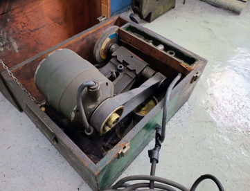 Foto: RETÍFICA DE SUPORTE - PARA TORNOS - ADRI EXTRA - Potência: 0,75 HP (≈ 0,56 kW)  HP 0,75  RPM 3450 / 2880