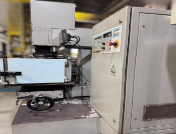 Foto: ELETROEROSÃO POR PENETRAÇÃO - ENGEMAQ - EDM 440NC - ANO 2000