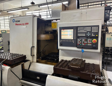 CENTRO DE USINAGEM - ROMI - DISCOVERY 560 COM PALLET - ANO 2007 - COMANDO SIEMENS