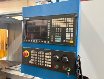 Foto: FRESADORA CNC VEKER - MVK1700F - 1700 X 700 X 670MM - ANO 2012 - COMANDO SIEMENS SINUMERIK 828D