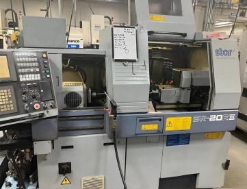 Foto: TORNO CNC AUTOMÁTICO DE CABEÇOTE MÓVEL - STAR - SR20RII - COM ALIMENTADOR DE BARRAS - ANO 2004