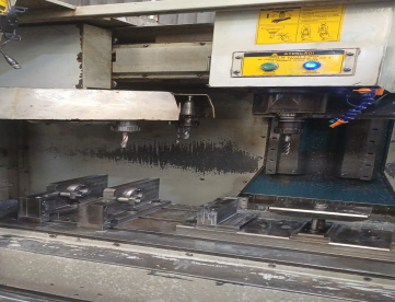 Foto: CENTRO DE USINAGEM VERTICAL CNC ROMI D760 - 760MM X 406MM X 508MM - ANO 2003