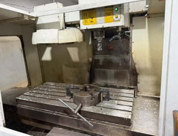 Foto: CENTRO DE USINAGEM VERTICAL - ROMI - DISCOVERY 1250 - ANO 2001 -1270 x 610 x 640 MM - COMANDO SIEMENS