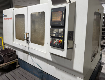 Foto: CENTRO DE USINAGEM VERTICAL - ROMI - DISCOVERY 1250 - ANO 2001 -1270 x 610 x 640 MM - COMANDO SIEMENS