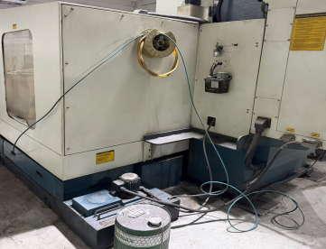 Foto: CENTRO DE USINAGEM VERTICAL - ROMI - DISCOVERY 1250 - ANO 2001 -1270 x 610 x 640 MM - COMANDO SIEMENS