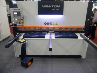 Foto: GUILHOTINA HIDRÁULICA NEWTON GHN 2003