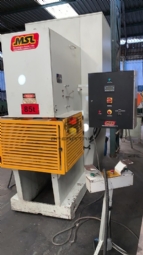 Foto: PRENSA EXCENTRICA TIPO C 85TONS SOUZA COM NR12