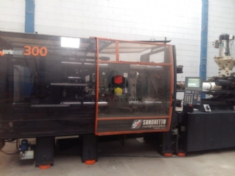 Foto: INJETORA DE PLASTICOS SANDRETTO METALMECANICA -300 TONELADAS