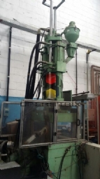 Foto: INJETORA VERTICAL DE 140 TONELADAS MARCA AHITOP