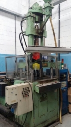 Foto: INJETORA VERTICAL DE 140 TONELADAS MARCA AHITOP