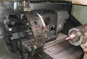 Foto: TORNO CNC ROMI - COSMOS 20M - ANO 1998 - Com ferramenta acionada